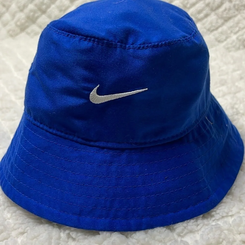 NIKE INFANT (12-24 MONTHS) BUCKET HAT BLUE WHITE SWOOSH CHIN STRAP UPF40+